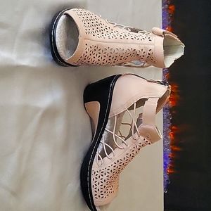 Size 7.5 M JBU pink sandals with memory foam.